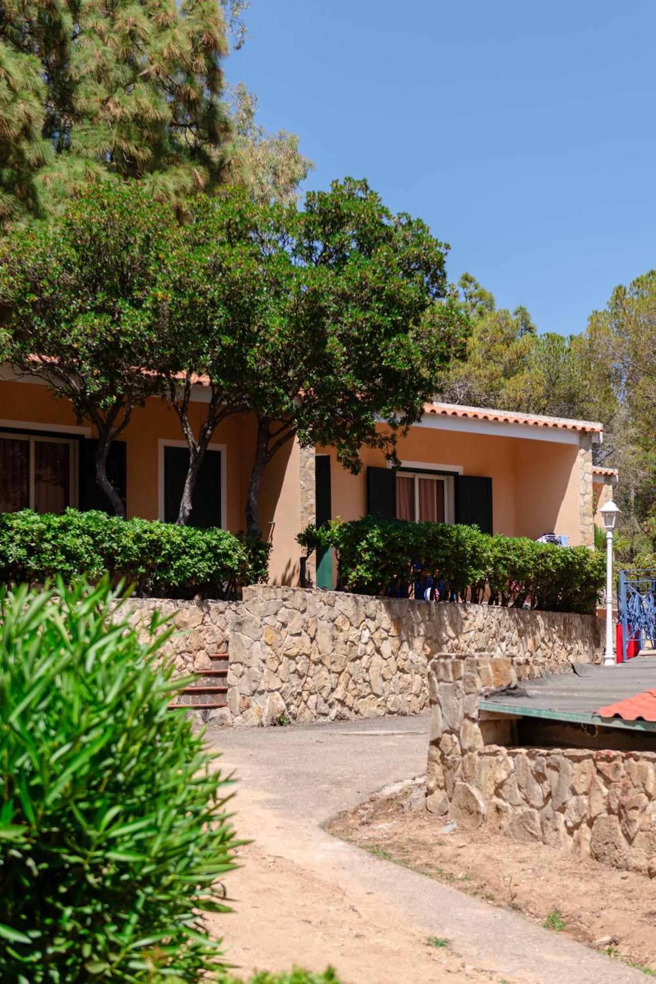 Amareclub Rocca Dorada Hotel Santa Margherita di Pula Exterior foto