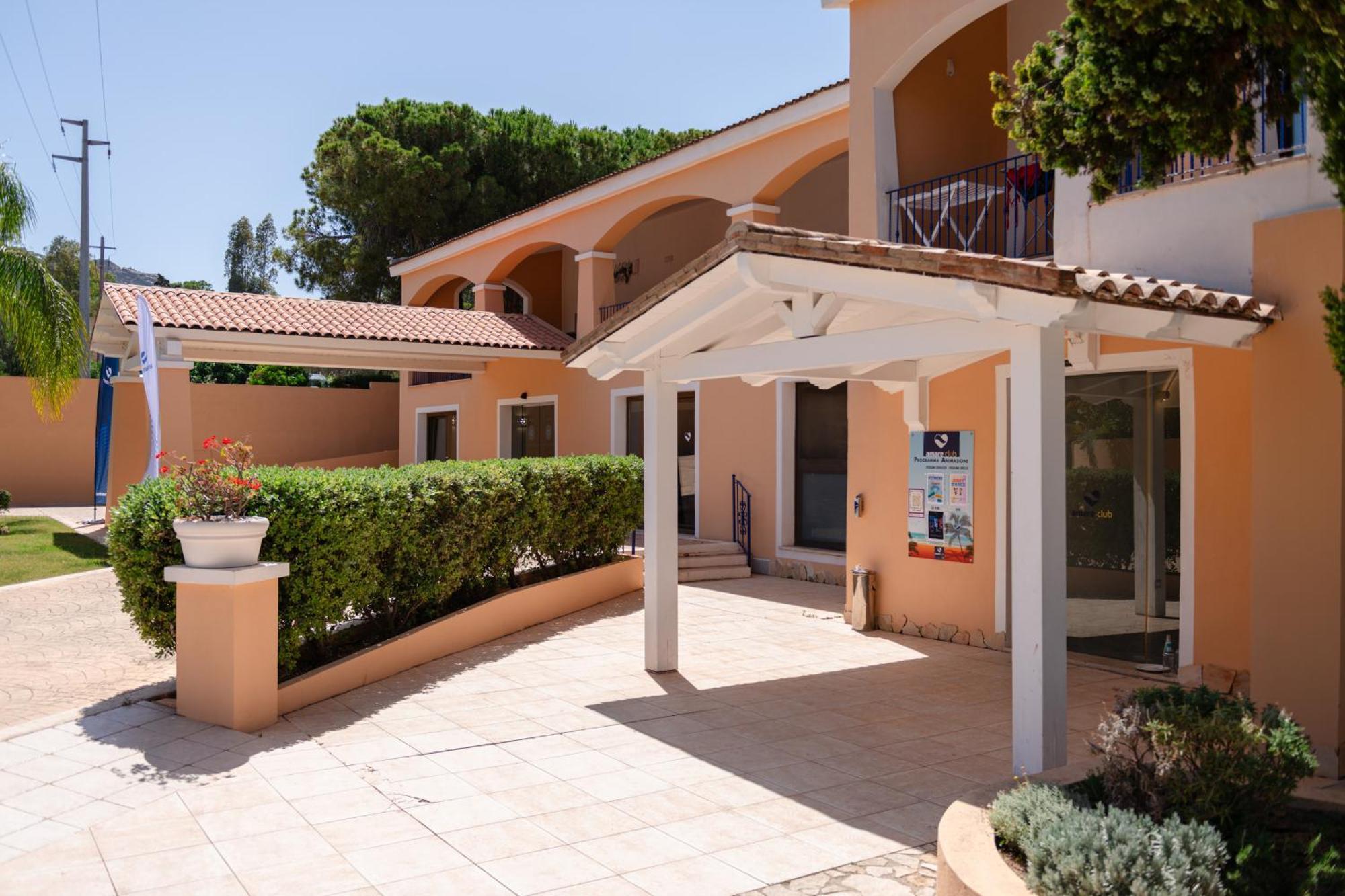 Amareclub Rocca Dorada Hotel Santa Margherita di Pula Exterior foto